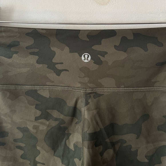 Lululemon Wunder Under Crop Full-On Luxtreme Savasana Camo Fatigue Green Sz 8 - Picture 10 of 11
